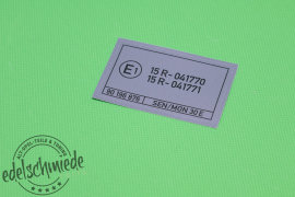 Aufkleber: Adrema / ECE-Genehmigungszeichen grau, Motorraum Opel Senator A / Monza